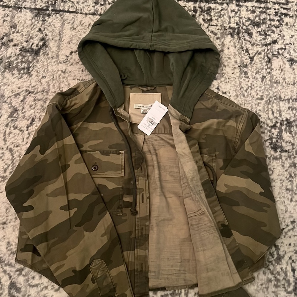 COPY - American Eagle XS cropped shacket shirt jacket camo army olive green hoo… - Picture 4 of 7
